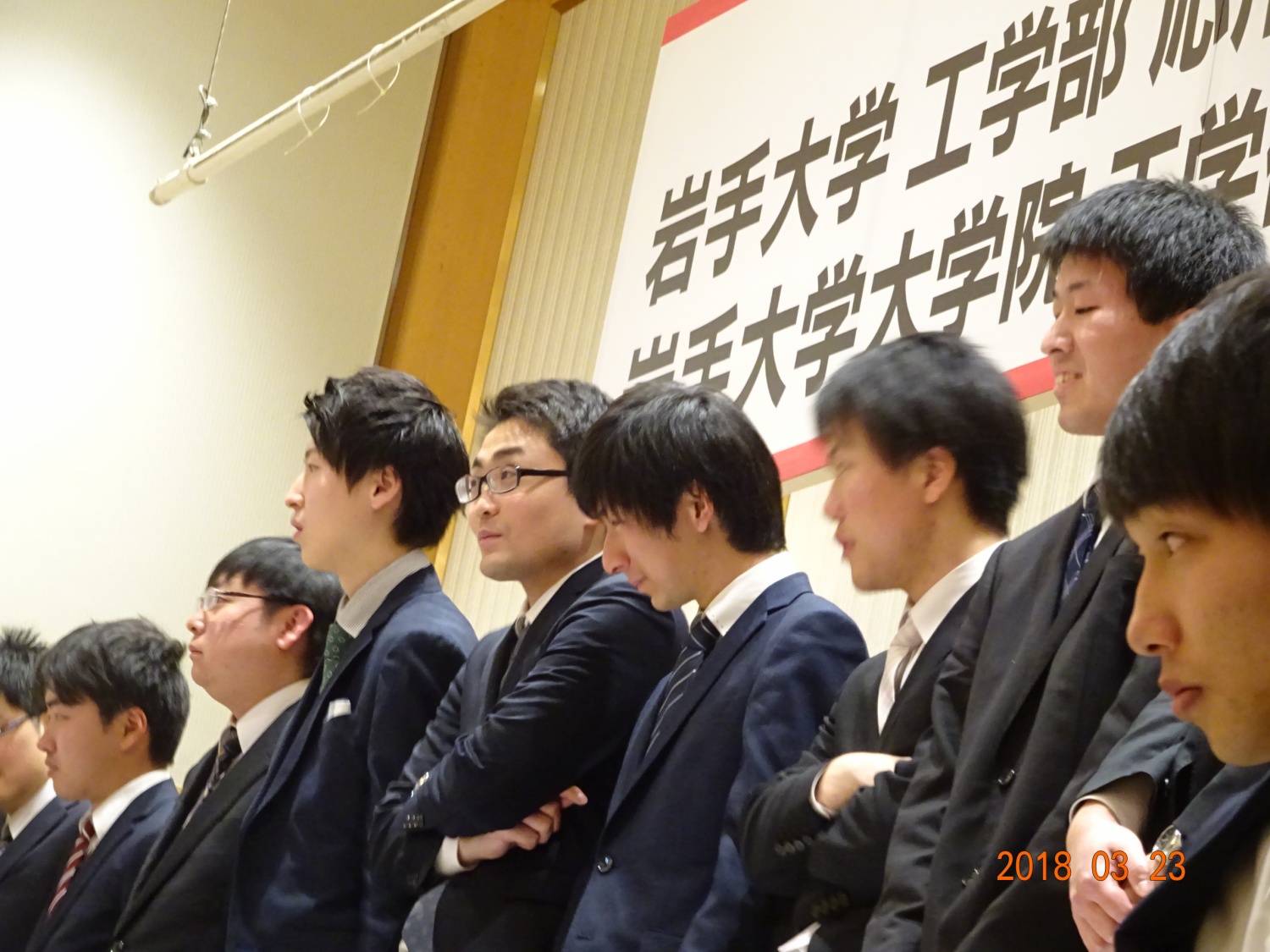 集合写真撮影に堂々とした面持ちで臨むM2